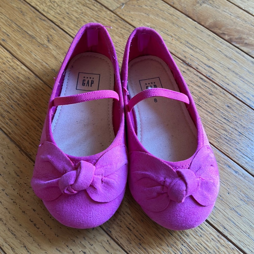 Cute pink bow flats.